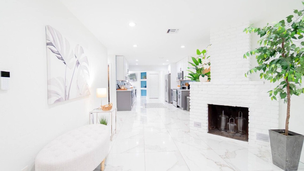 Southwest House | WPB Elegant 5BR with Hot Tub and Fire Pit Near Beach