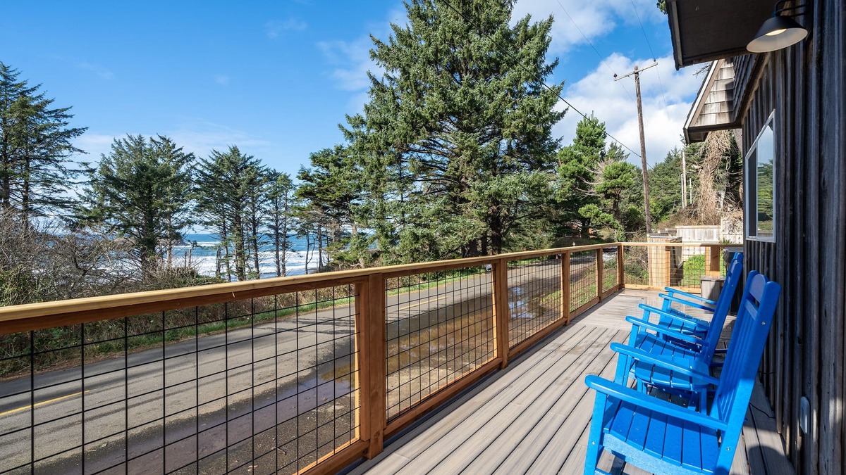 Otter Rock House | Wrap around sunset deck & hot tub! Steps from surf & tidepools too.