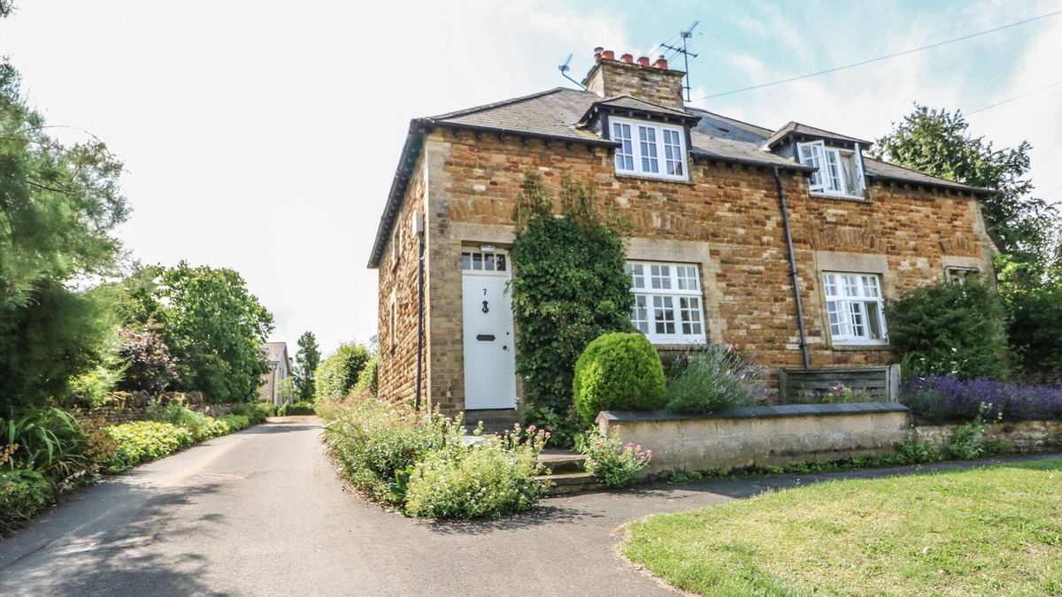 Longdon Cottage | WREN COTTAGE, pet friendly, with a garden in Uppingham