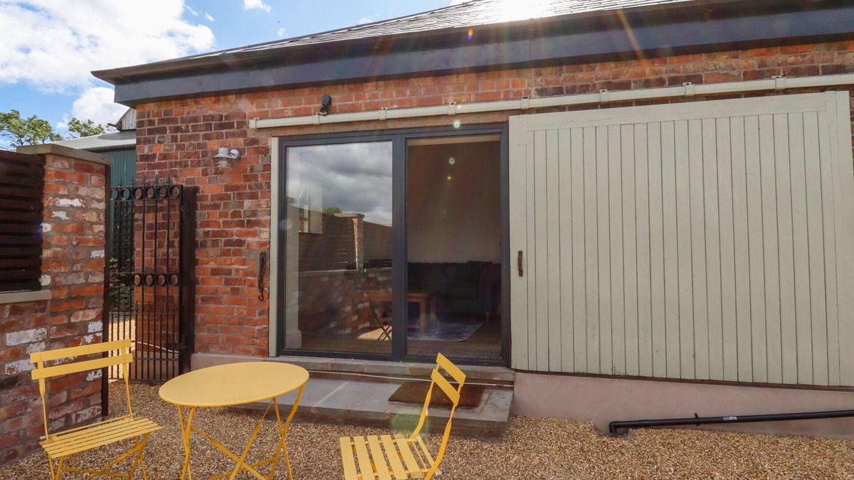 Sandbach Cottage | WREN COTTAGE, with a garden in Sandbach