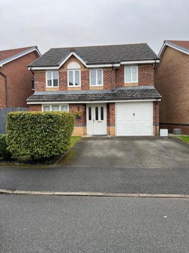 Cymau Villa | Wrexham Retreat Villa 4 bedrooms, 3 Bath