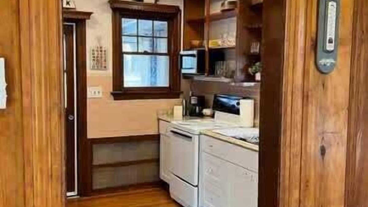 Parole House | Wright's Cottage- Pet's Welcome & EV Charging