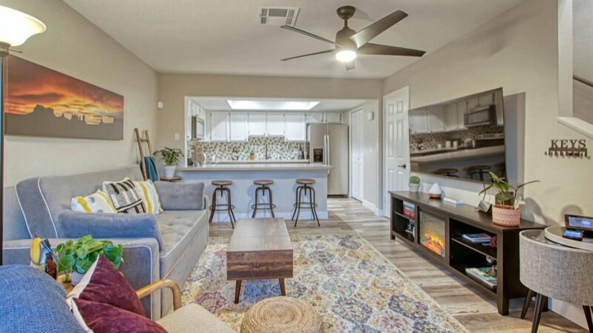 Dobson Ranch Apartment | WRIGLEY'S HOME PLATE IN MESA, Poolside, Trendy Condo, King Bed