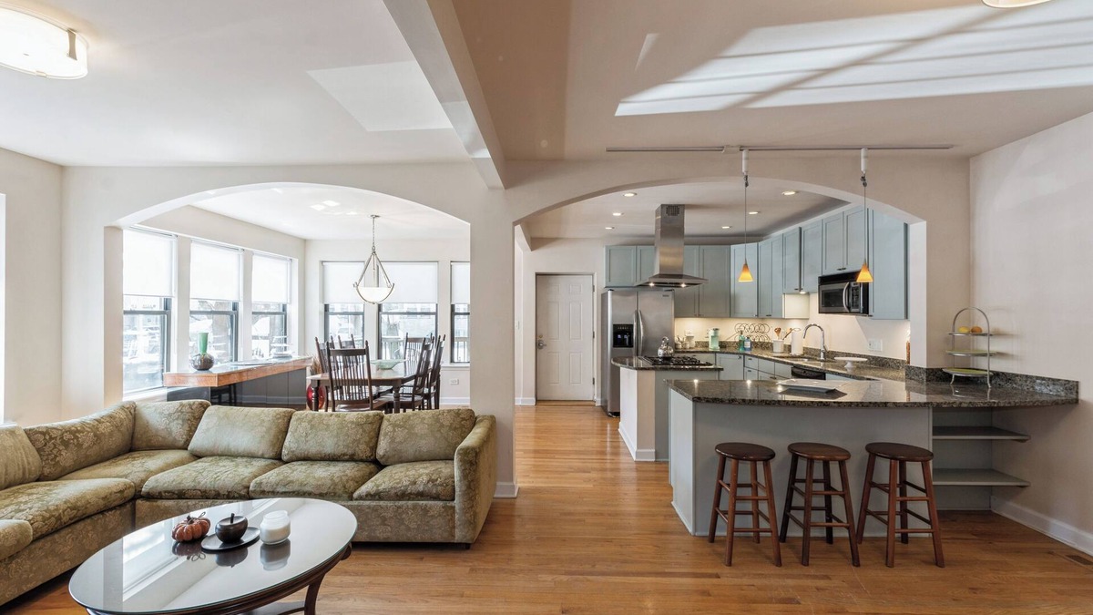 Buena Park Condo | Wrigleyville Home away from Home! 5 mins from downtown! steps from Lake! Cozy!