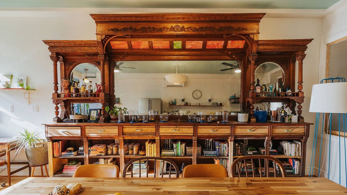 Fells Point House | Wyatt's Saloon | Guest House 2