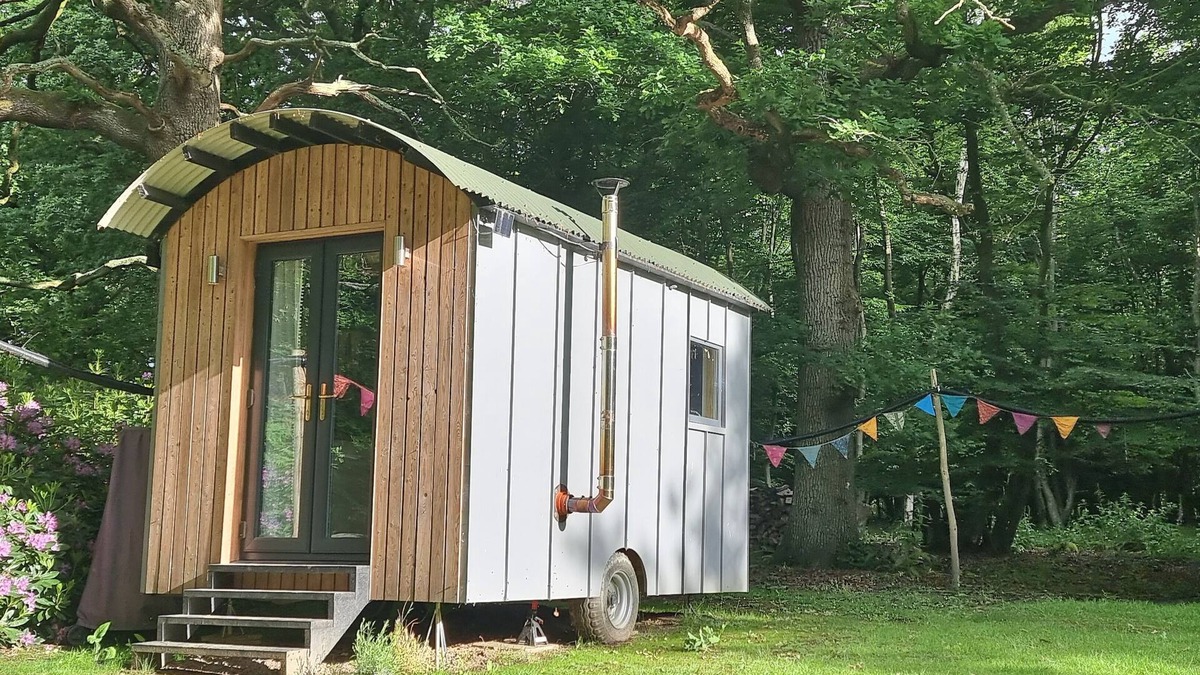 Cowbeech Cabin | Wyldewood Retreat - Luxury Glamping with Wild Spa - Pet and Family Friendly!