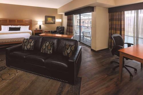 South Loop Hotel | Wyndham Bloomington - Mall of America