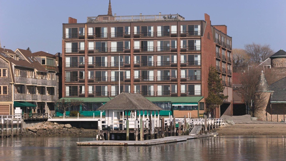Yachting Village Resort | Wyndham Harbor Front Resort in downtown Newport, One Bedroom Suite