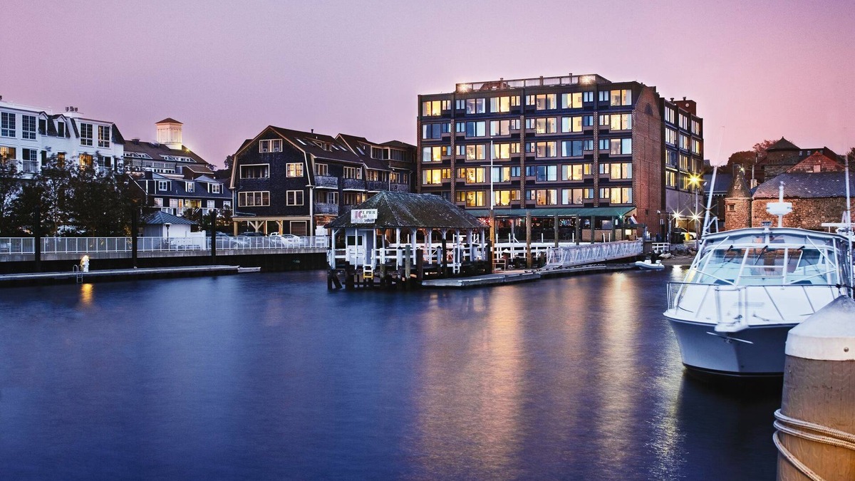 Yachting Village Resort | Wyndham Inn On The Harbor oceanfront luxury suite in the heart of Newport