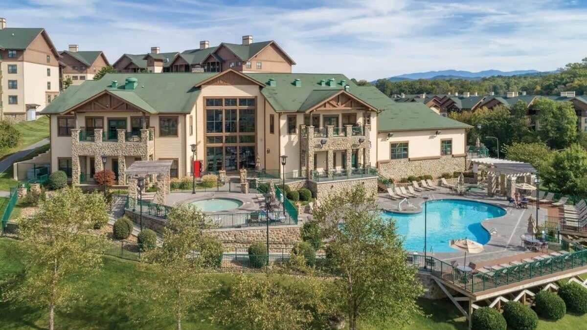 Sevierville Condo | Wyndham Smoky Mountains|1BR/1BA Balcony King Suite