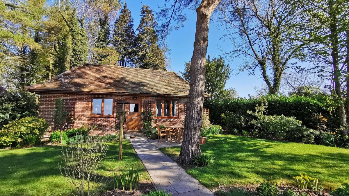 Milton Abbas Apartment | Wyndthorpe Cottage is a bright, single-storey, modern retreat