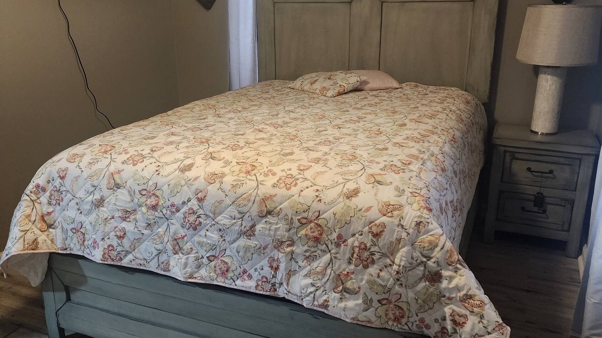 Hollandale House | X Marks the Spotn3 Bedrooms, 4 Beds, 1 bathroom House. Newly remodeled.