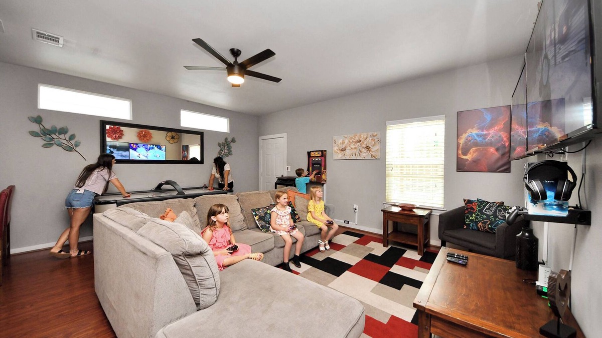 Greater Third Ward House | XBOX Nintendo Switch Glam King PC Sleeps 12
