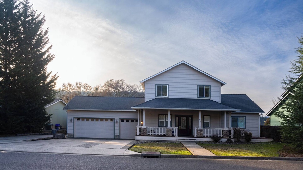Winchester House | Xenia Retreat- North Roseburg Area Family Retreat with Seasonal Pool
