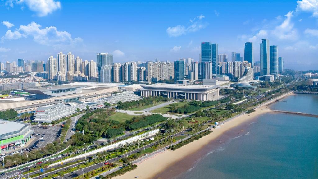 Siming Hotel | Xiamen International Seaside Hotel -Hotel corridor leads to the stone exhibition hall