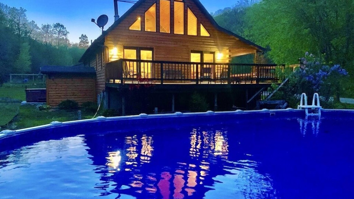 Lansing Cabin | XL Cabin with Pool & Hot Tub Jacuzzi