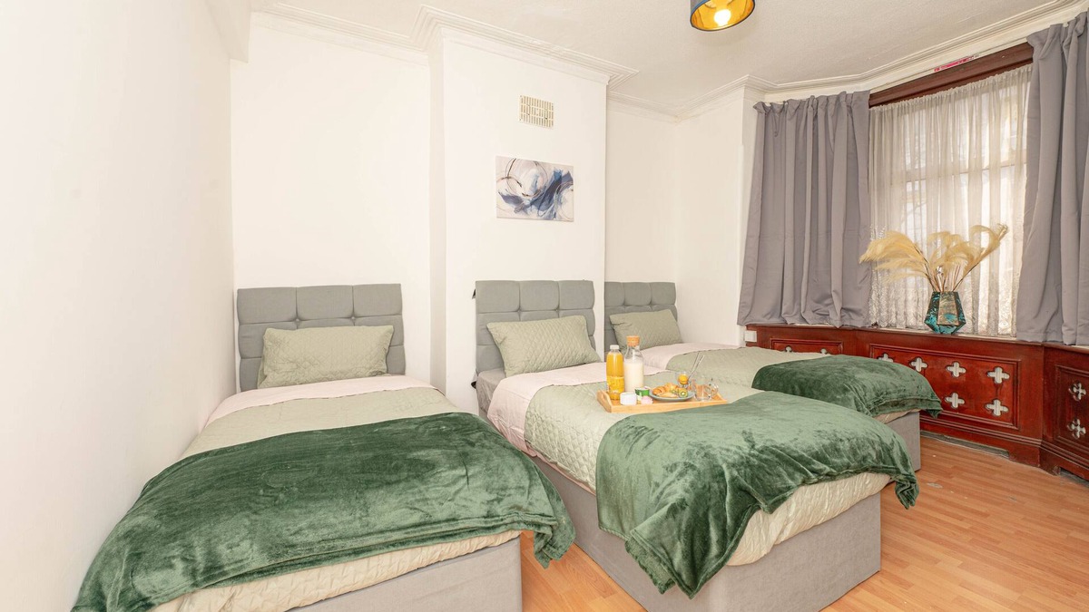 Glyndon House | Xtra Large 4BR House, Nrtrain, Excel, London City