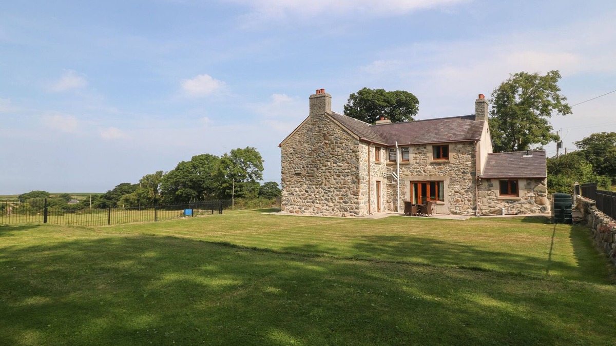 Dinas Cottage | Y BERTH DDU FARMHOUSE, country holiday cottage in Clynnog Fawr