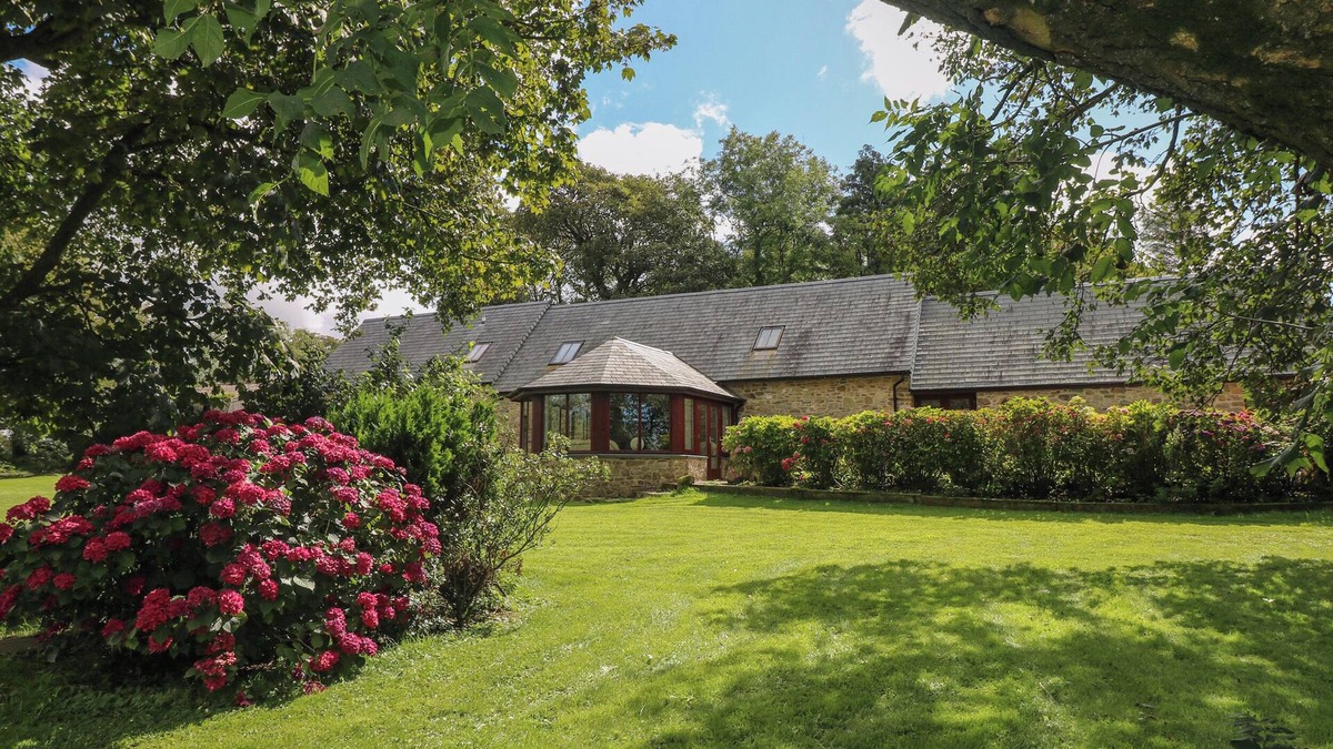 Haverfordwest Cottage | Y BEUDY GARNDEIFOG, pet friendly, with hot tub in Letterston