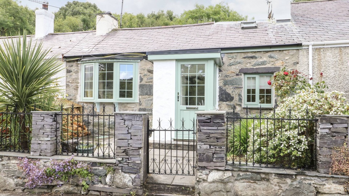 Bangor Cottage | Y BWTHYN BACH, pet friendly, character holiday cottage in Tregarth