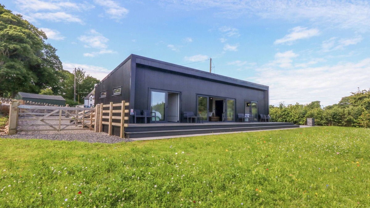 Moelfre Cottage | Y CWT, family friendly, with a garden in Moelfre