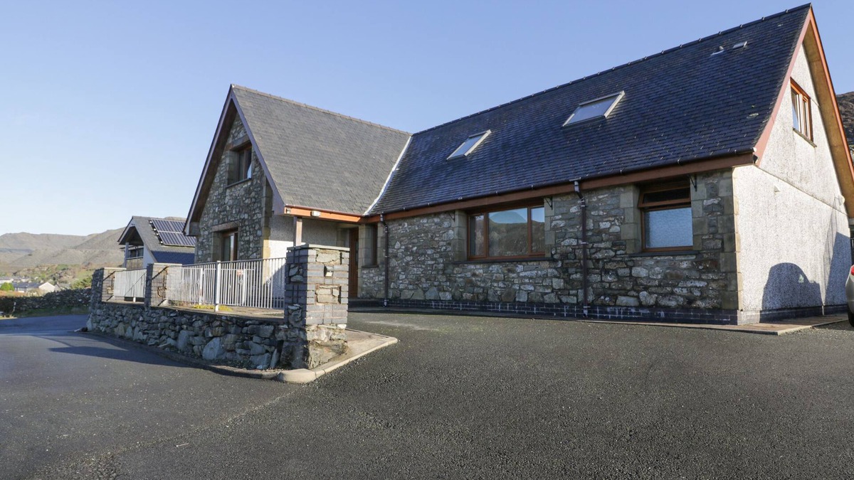 Manod House | Y TYLWYTH, pet friendly, with a garden in Blaenau Ffestiniog