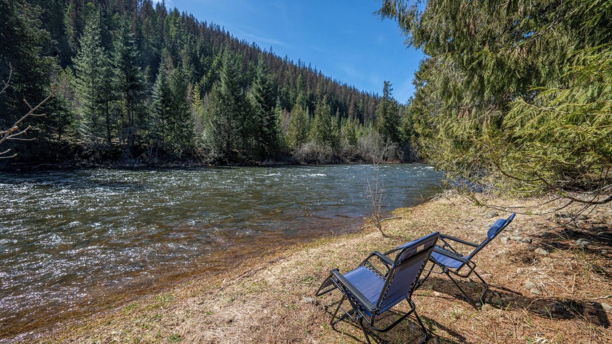 Troy Cabin | Yaak Riverfront Cabin -nHunting, Fishing & Family Get Away!