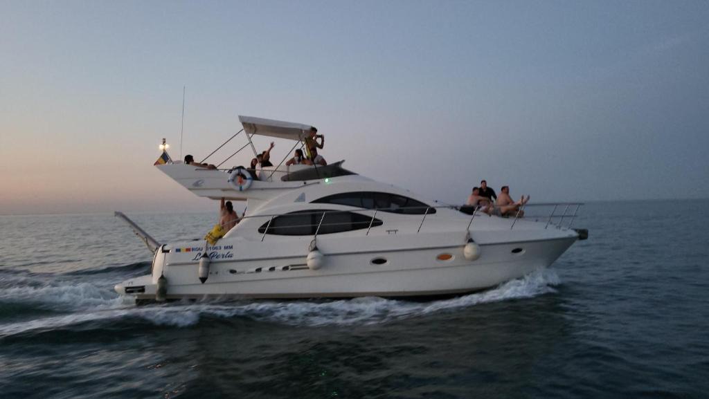 Old Town Boat Rental | Yacht Azimut 42 - La Perla
