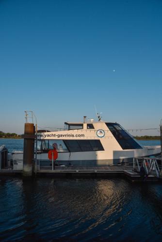 Vannes Boat Rental | Yacht Gavrinis