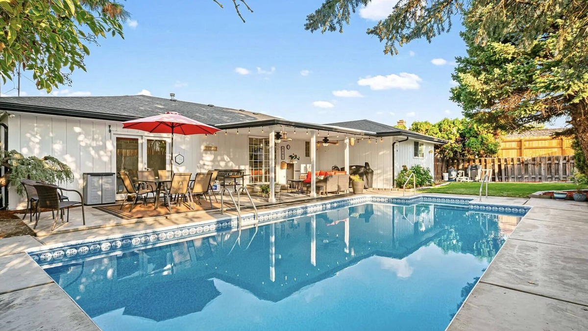 Yakima House | Yakima luxury with game room and heated pool - POOL OPEN MAY-SEPT