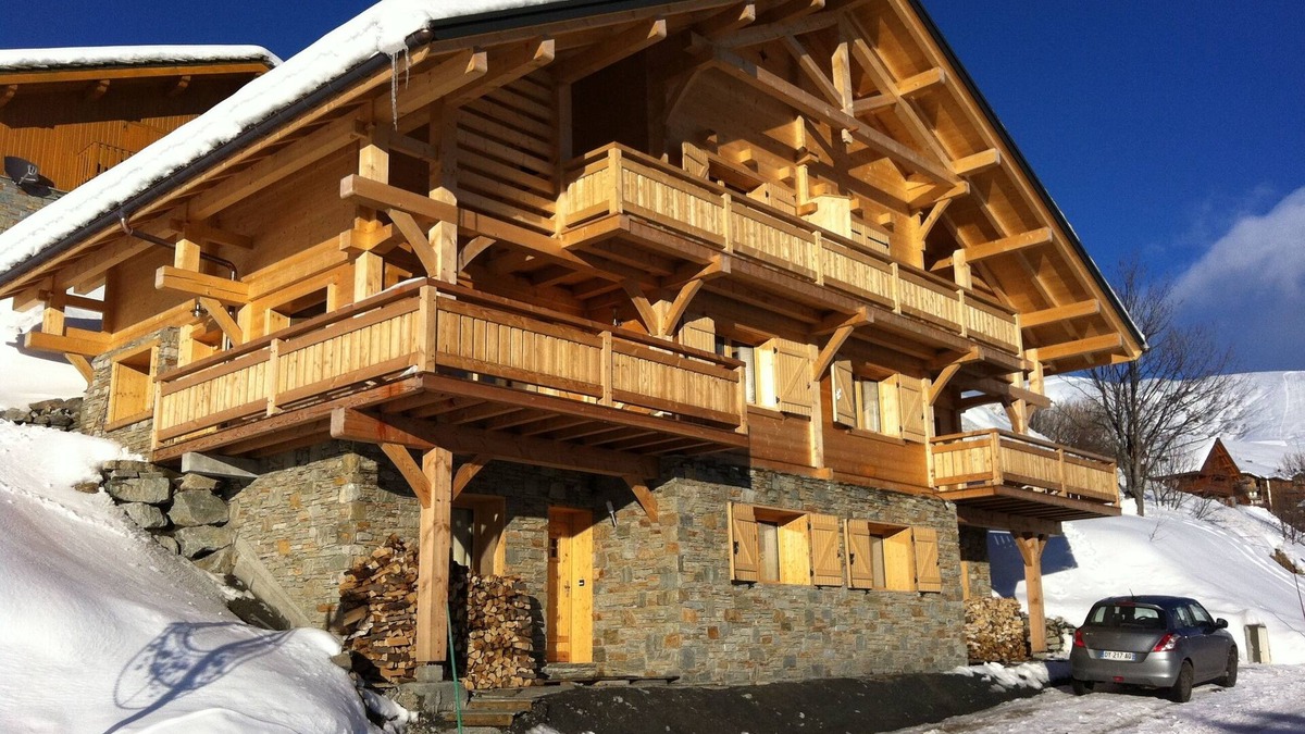 Montgellafrey Ski Chalet | YAKUSH CHALET NEAR CENTER 12 PEOPLE