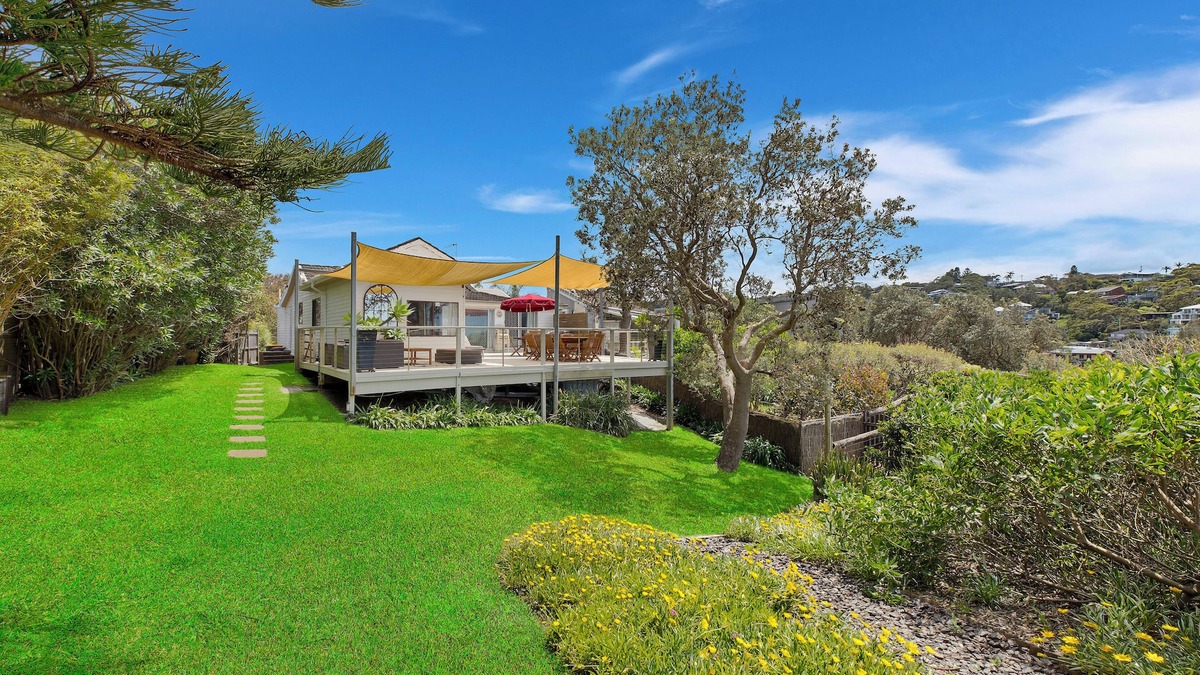 Macmasters Beach House | Yallambee Cottage - Absolute Beachfront. SPECIALS for Couples & Oth - See below