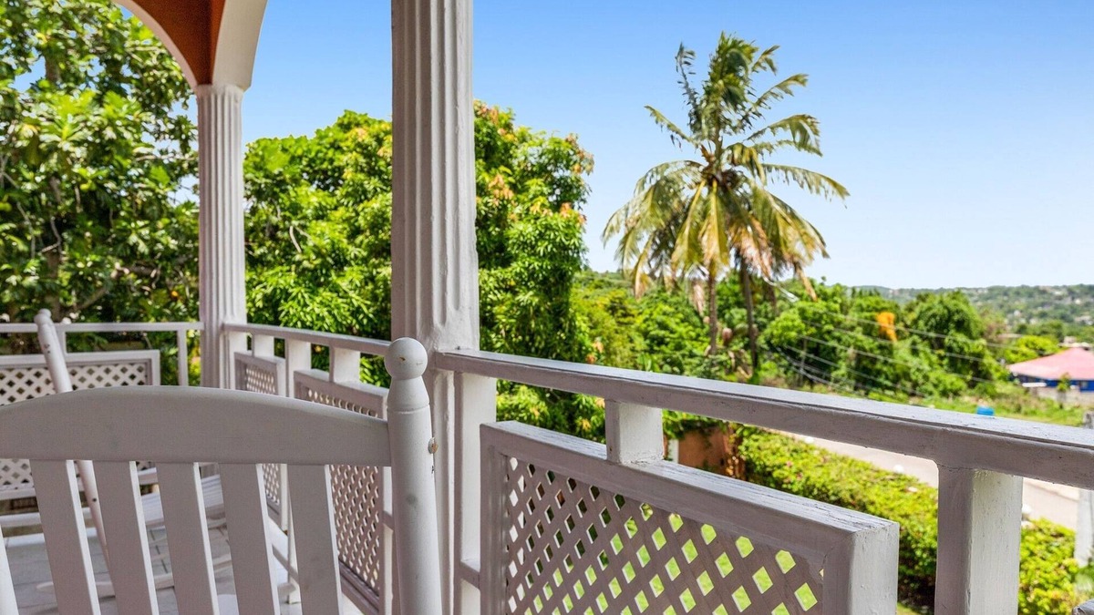Albion Villa | YanceyLargo- 4BR Villa Jacuzzi & Mountain Views by RedAwning