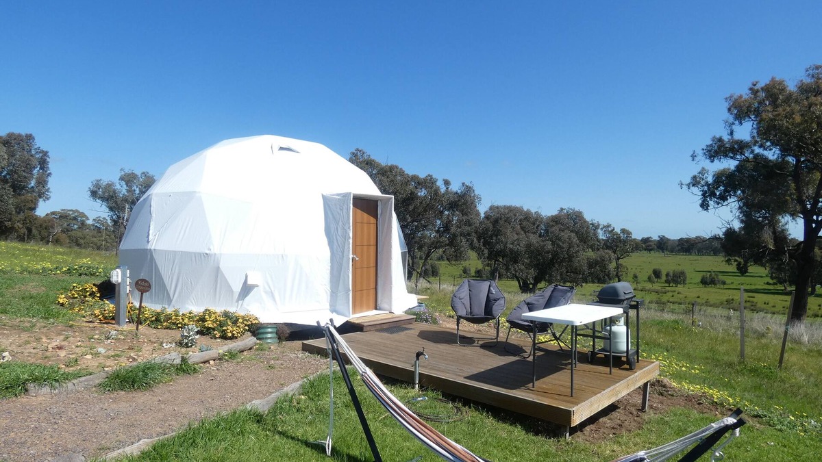 Balmattum Resort | Yanda - Self Catering Dome with private deck, BBQ, Campfire and lawn