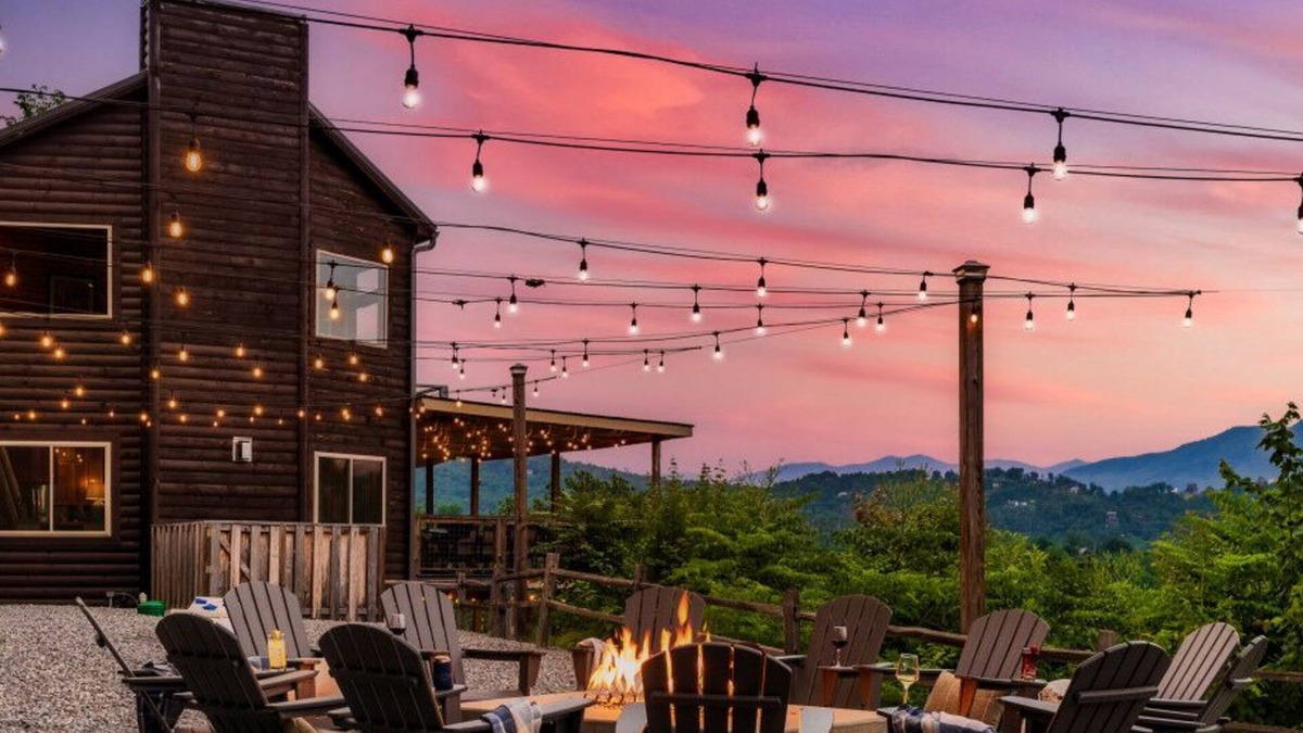 Gatlinburg - Pigeon Forge Cabin | YARD, Hot Tub, Game Room, Theater, VIEWS, Fire Pit - Judy Top Lodge