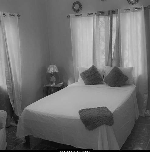 Sandy Bay House | Yard vibe