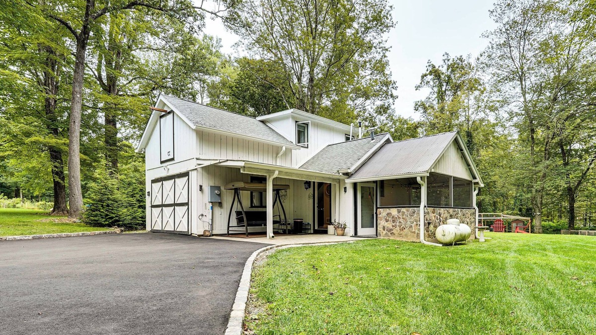 Redding Ridge Cottage | Yard w/Games: Cottage 2 Mi to Saugatuck Reservoir