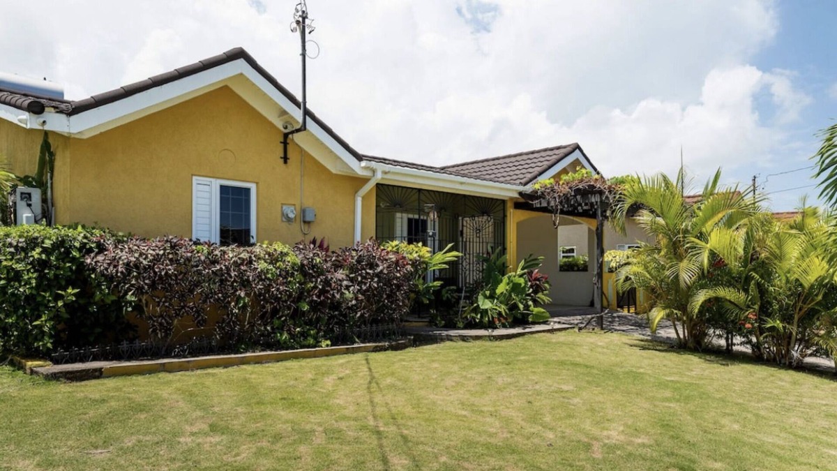 Mammee Bay House | Yaso Nice - Fully A/C 3 Bedroom Ensuite. 8 minutes to Dunn’s River. Pool & WIFI