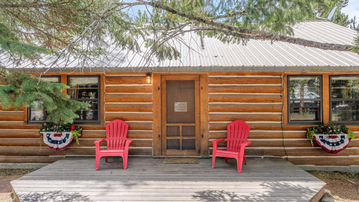 West Yellowstone Cabin | YCC Cabin - Roam Property Management