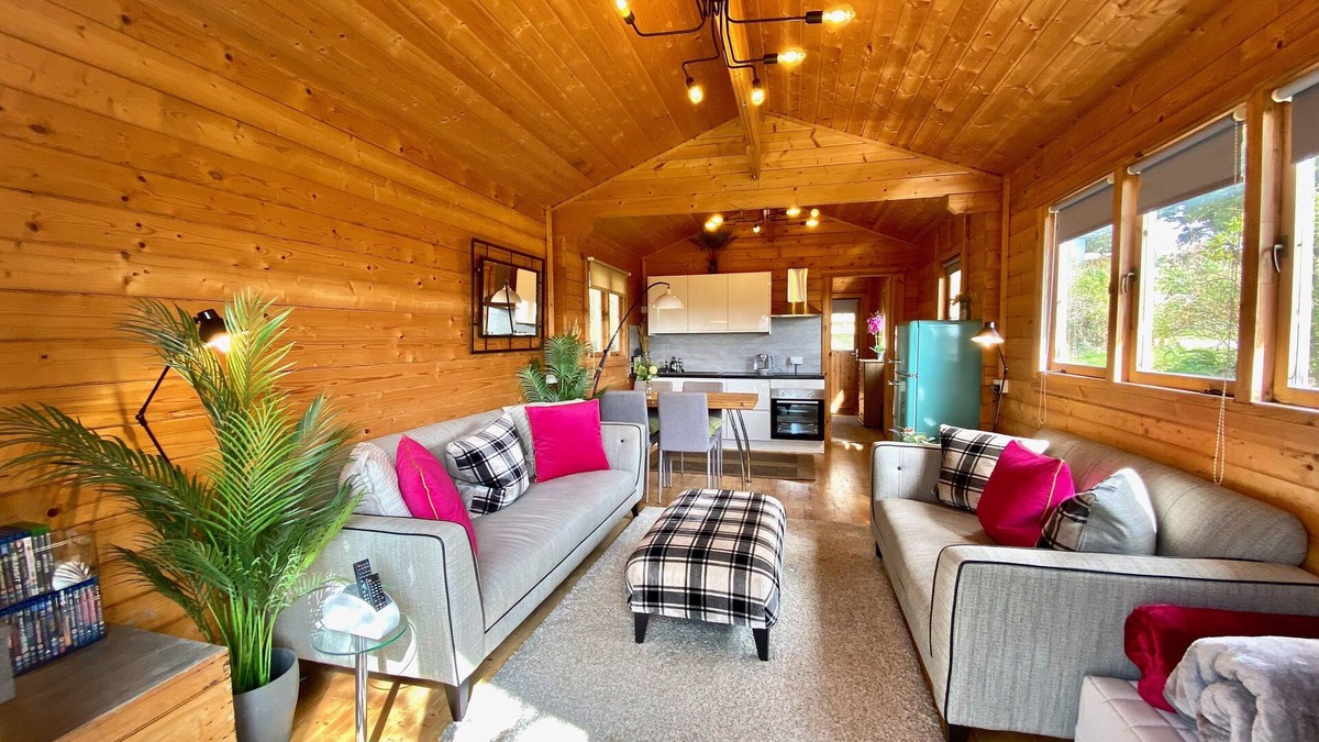 Newton Ferrers Cabin | Yealm Cabin is a self catering log cabin in Devon with Hot Tub, South Hams, UK.