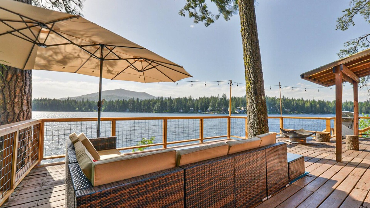 Newport House | Year around Bliss Lakehouse with hottub and deck