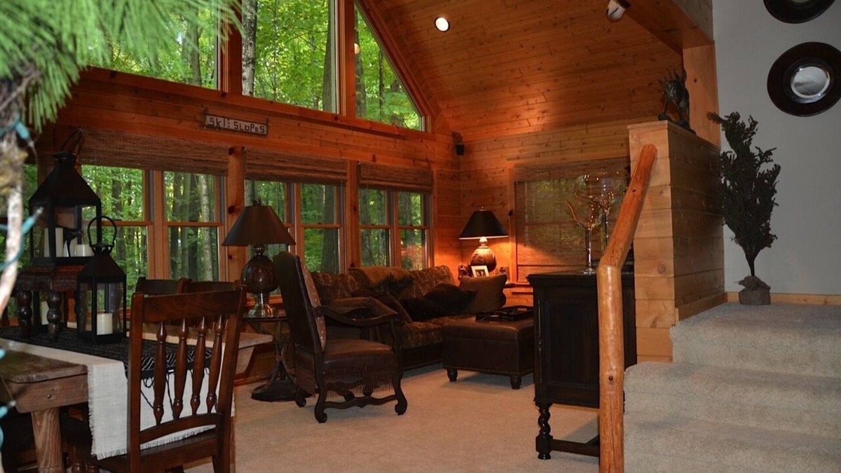 Harbor Springs House | “Year-Round Adventure Awaits – Ski, Golf & Relax in Harbor Springs!”