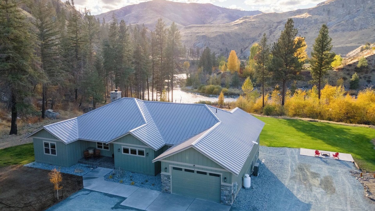 Pateros House | Year-Round AdventurenRiverfront 4-bedroom retreat with 2 king suites