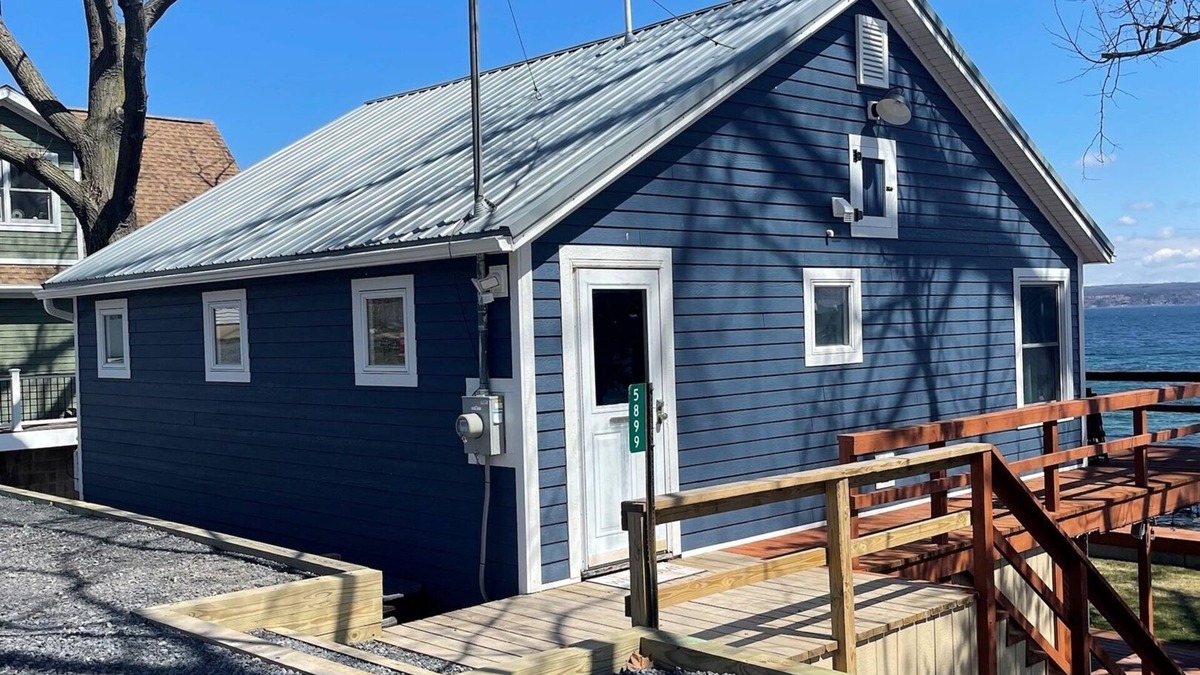 Romulus Cottage | Year-round Charm on Lakefront Cottage