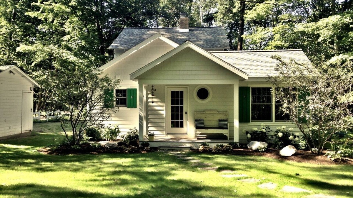 Frankfort Cottage | Year round Crystal Lake cottage, newly remodelled 4br/1ba, w/sandy beach!