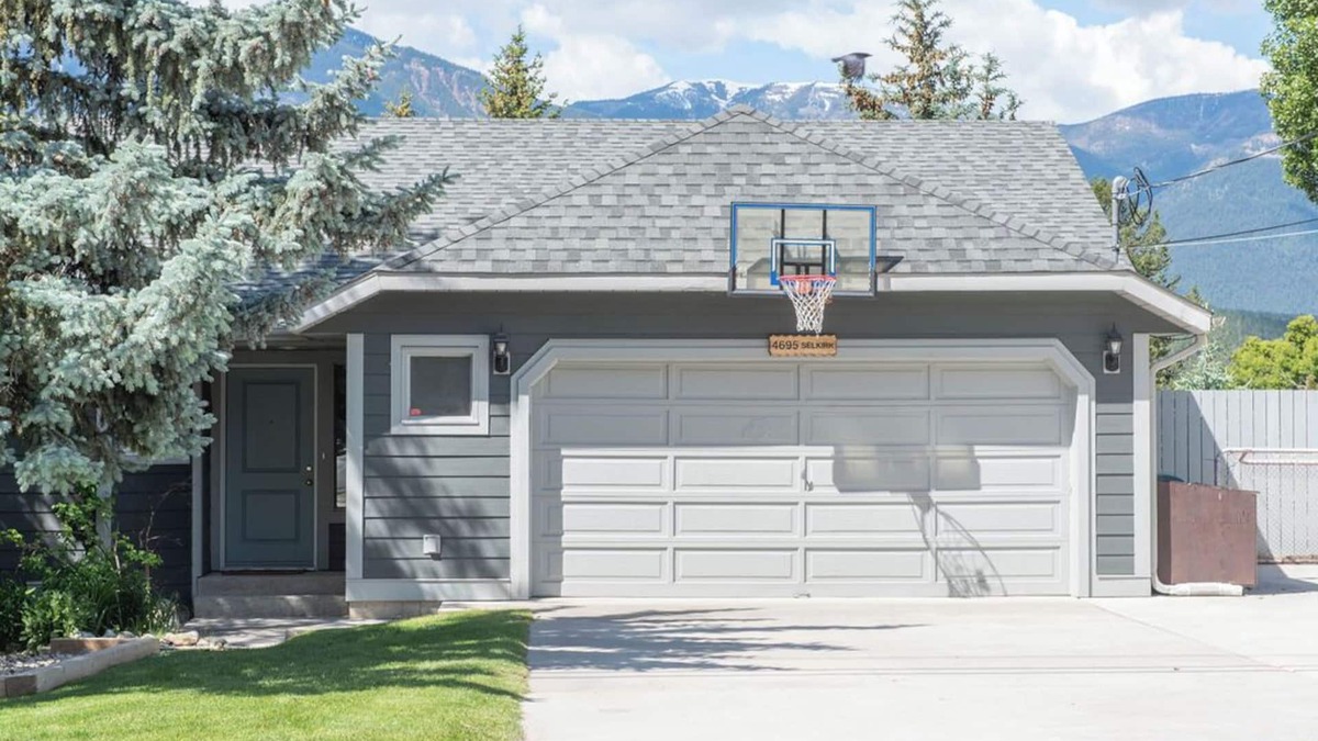 East Kootenay Cabin | Year-Round Getaway in Windermere B.C. - Enjoy the Lake and Mountains!