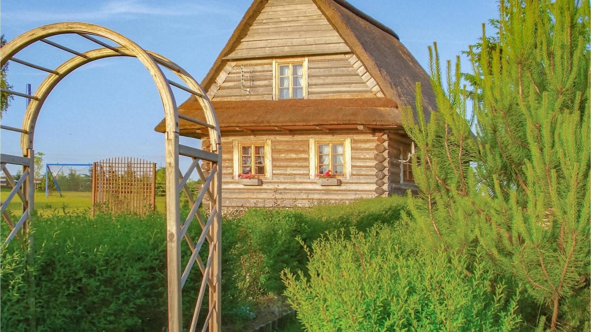 Darlowo House | Year-round habitable wooden house with thatched roof.
