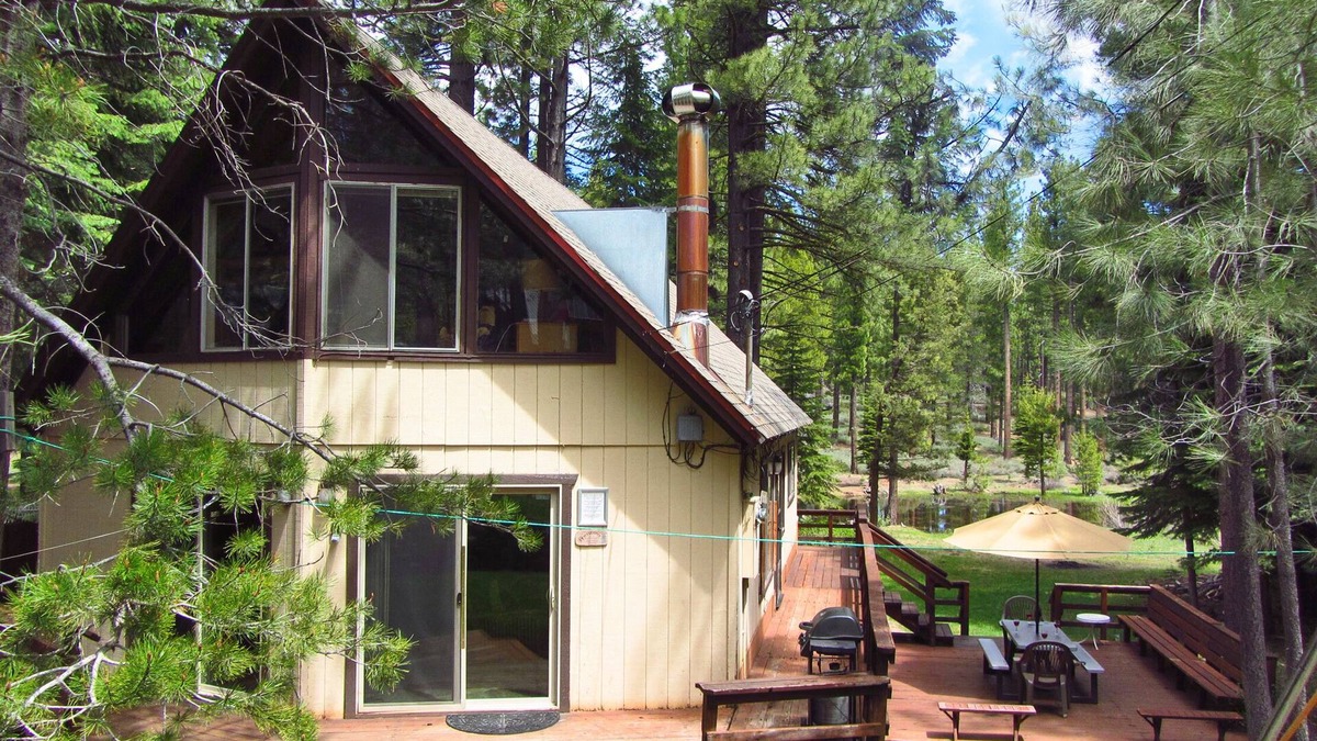 Tahoe Paradise Ski Chalet | Year-Round Lake Tahoe Getaway - Comfortable and Spacious!