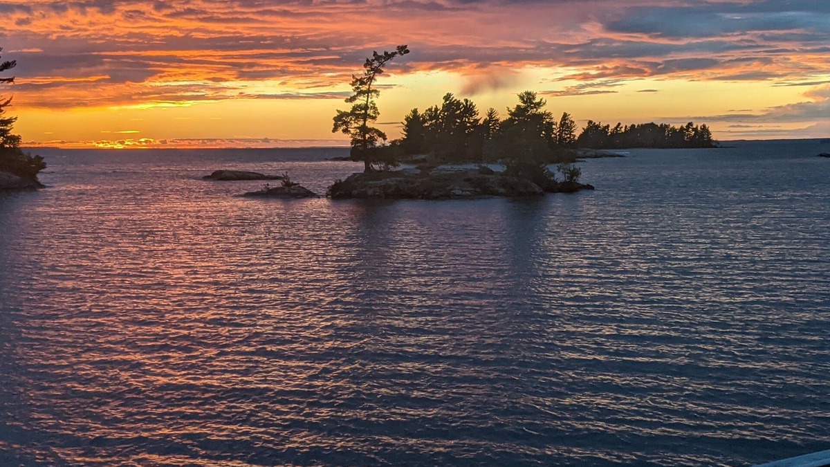 Nipissing House | Year-round paradise. Perfect for boating, swimming, fishing (summer and winter)