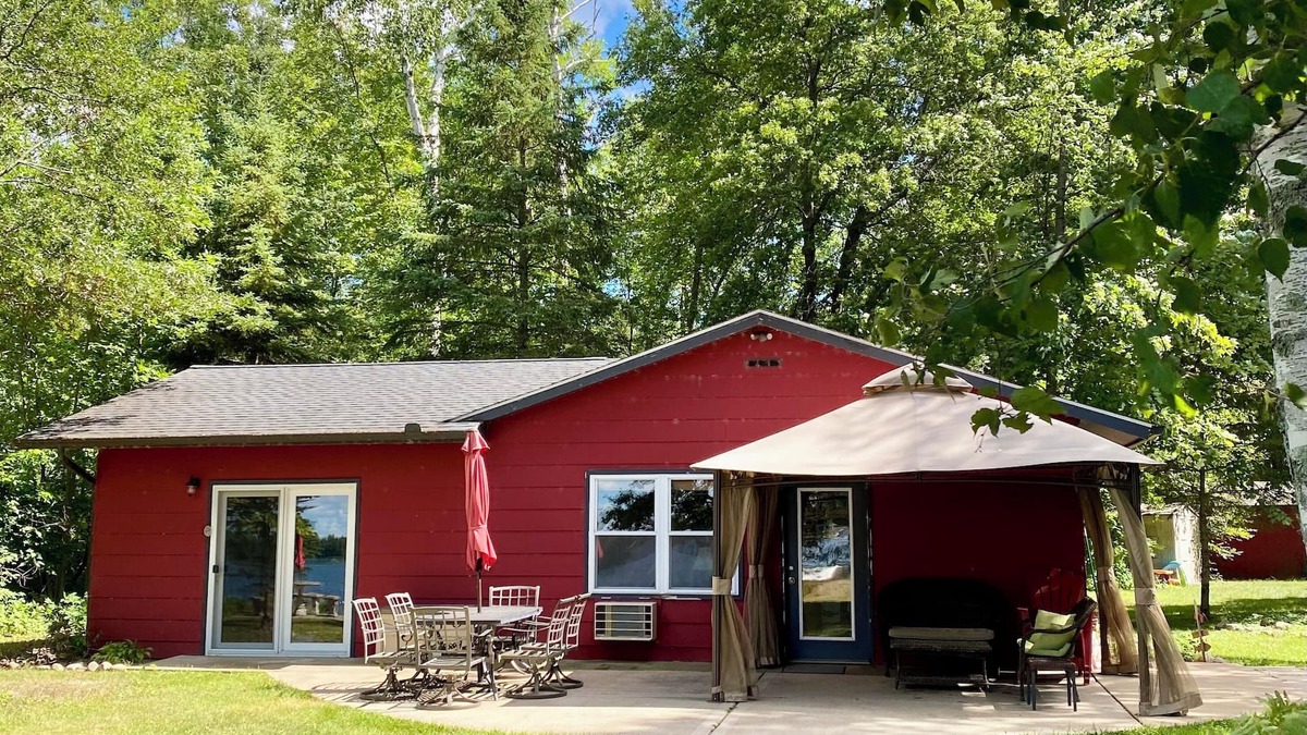 Ironton Cabin | YEAR-ROUND Private, Cozy Lakeside Cabin. Beautiful Views, 2 Boats, Kayak & Canoe